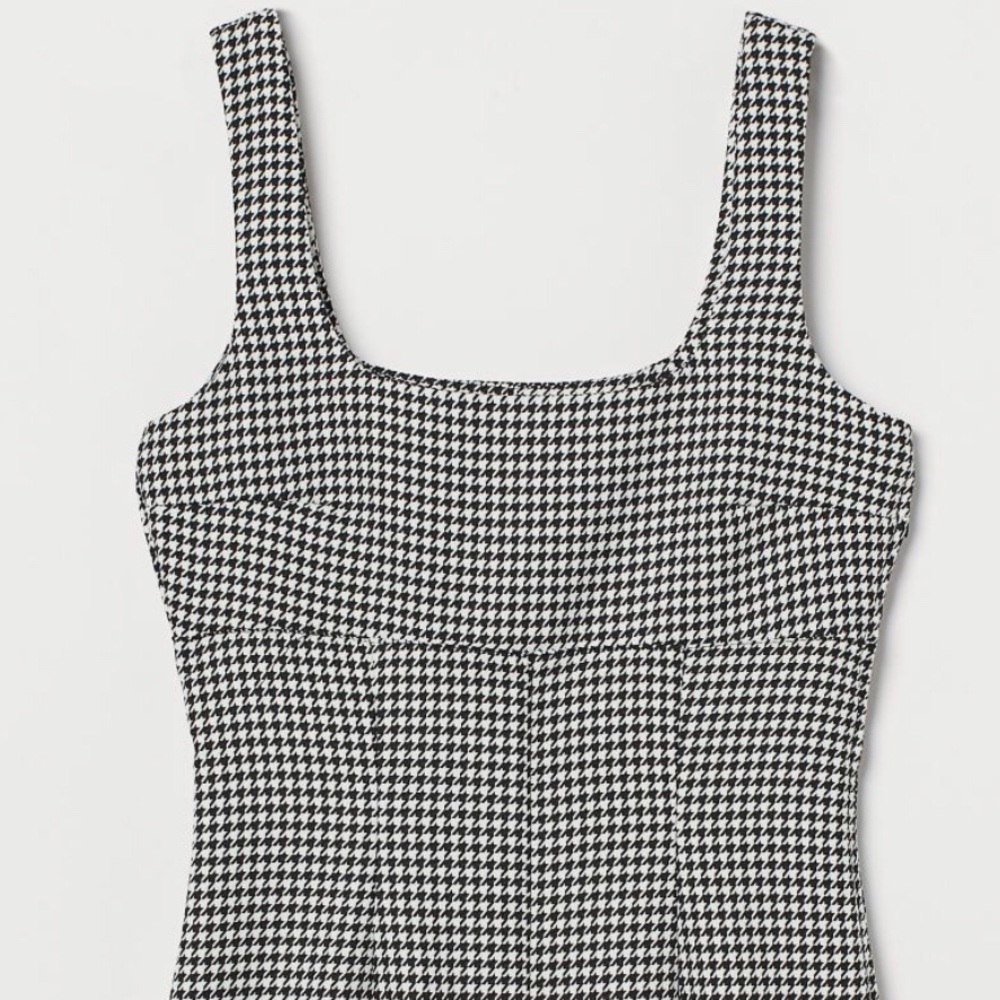 Hounds tooth pattern Divided fitted dress. Size SM